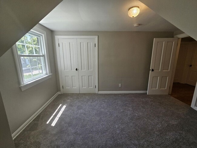 Building Photo - Spacious 5-Bedroom 2.5 Bath Home