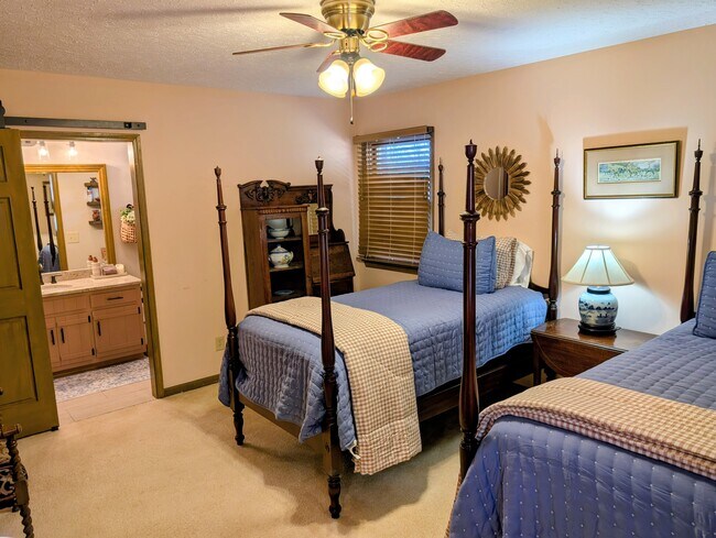 Building Photo - 842 Saddle Back Cir