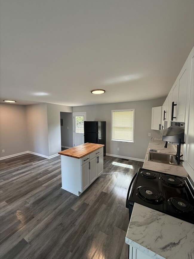 Building Photo - *JULY SPECIAL* Reduced Rent! Fully Renovat...