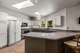 Building Photo - 6578 Oak Leaf Ct