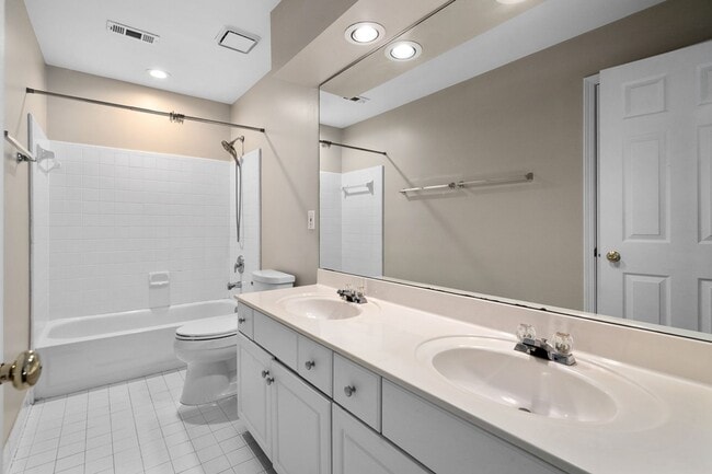 Building Photo - Spacious 4-Bedroom Two-Story Home in Dunwo...