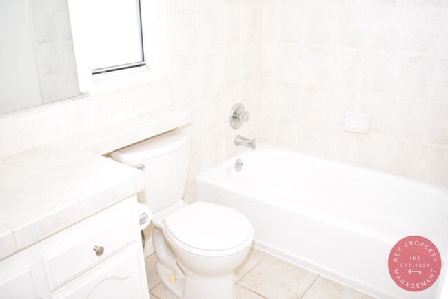 Building Photo - Charming 3-Bedroom Condo in the Heart of L...