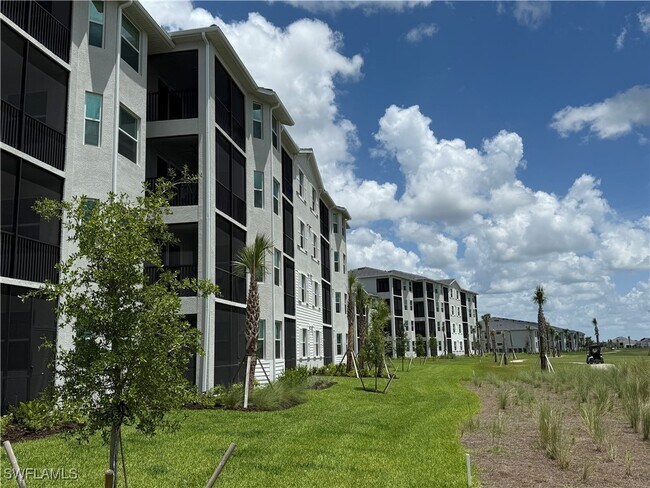 Building Photo - 15285 Grn Acrs Ave