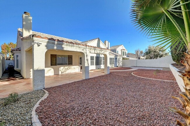 Building Photo - Signature at Peccole Ranch