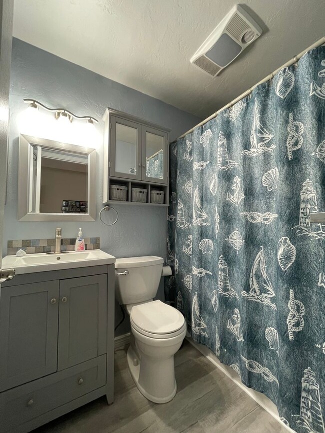 Building Photo - Lakefront Two Bedroom Two Bath Condo in Dillon