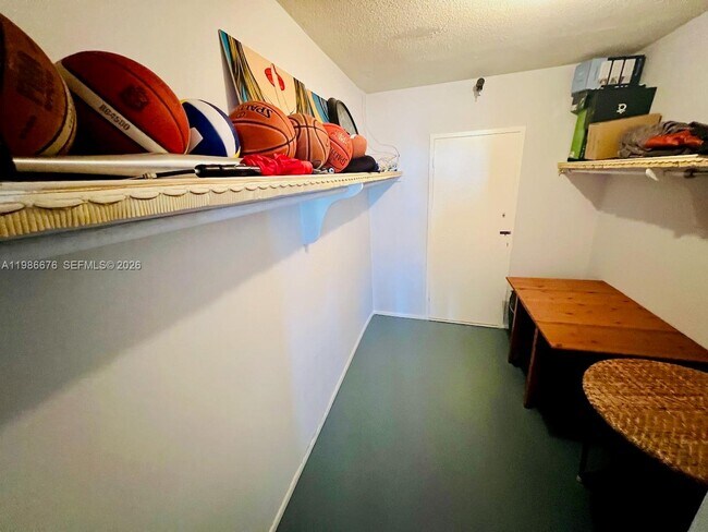 Building Photo - 900 Bay Dr