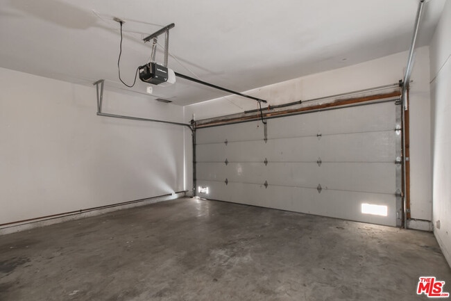Building Photo - 5200 White Oak Ave