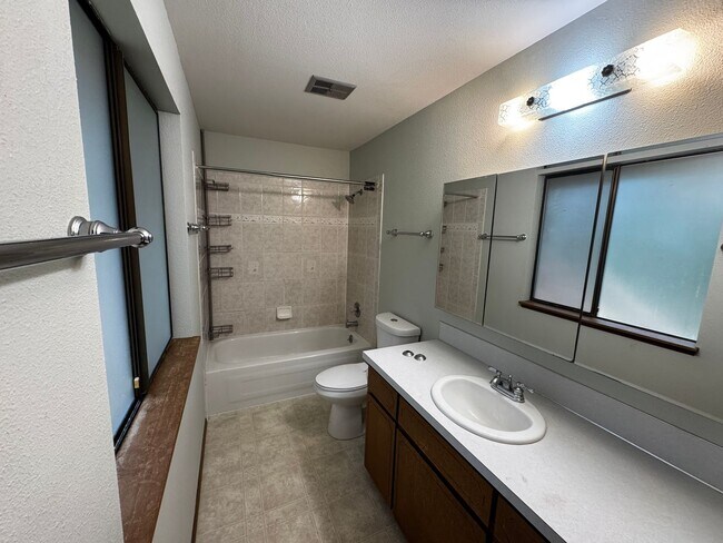 Building Photo - Silverdale Split-Level Home with Bonus Are...