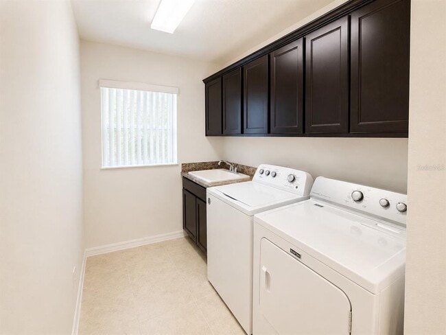 Building Photo - 3942 Zenith Lp