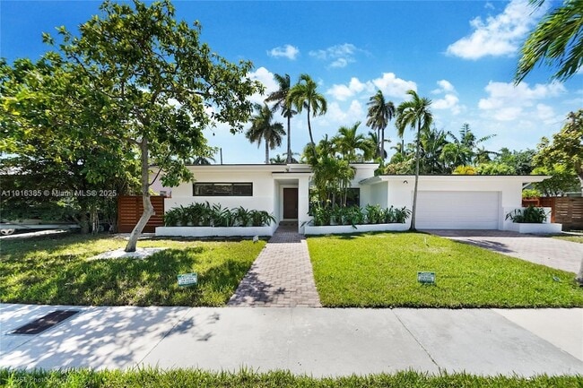 Building Photo - 1120 NE 86th St