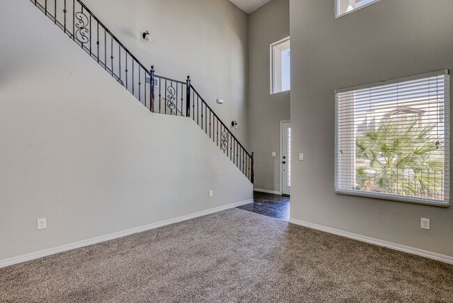 Building Photo - Beautiful East side House with 3 beds-2.5 ...