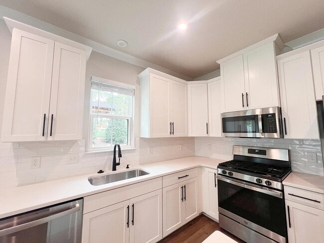 Building Photo - 44 Connaught Ct