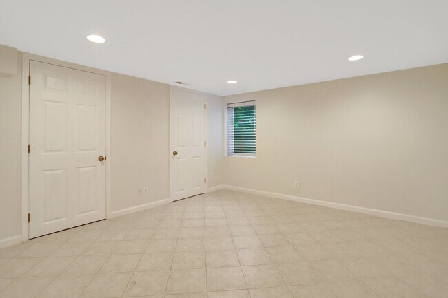 Building Photo - 2 Bedroom 2 Bathroom Condo Available for Rent