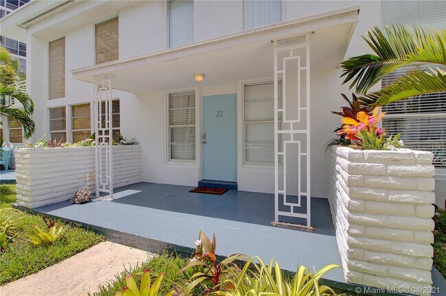 Building Photo - 6865 Bay Dr
