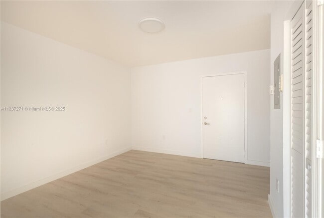 Building Photo - 717 SW 11th Ave