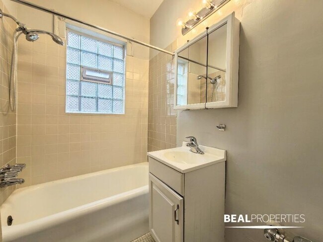 Building Photo - 0 bedroom in CHICAGO IL 60613