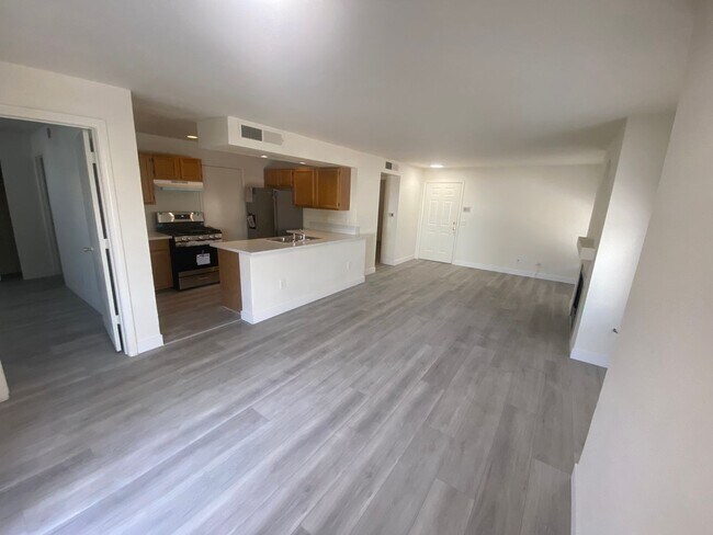 Building Photo - 2 BEDROOM 2 BATHROOM LOCATED IN GATED COMMUNITY WITH COMMUNITY POOL AND SPA.