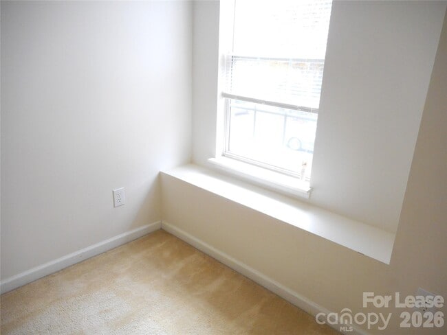 Building Photo - 1957 University Heights Ln