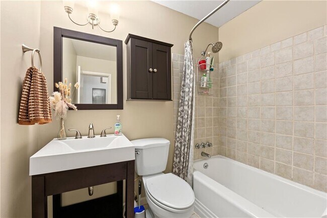 Building Photo - 3831 Greenhill Dr