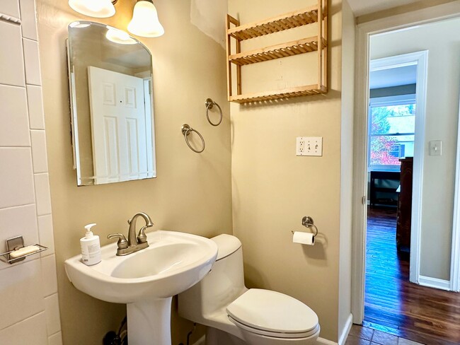 Building Photo - 4 Bed + 2 Bath - Screened in Porch! Pets W...