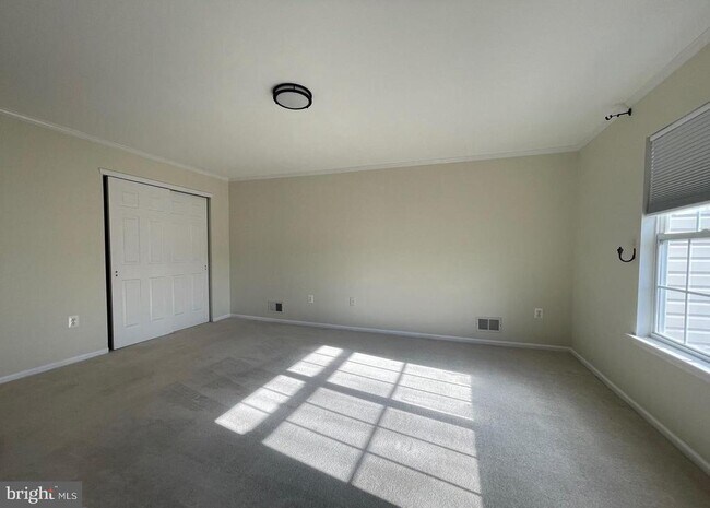 Building Photo - 127 Tulip Ln