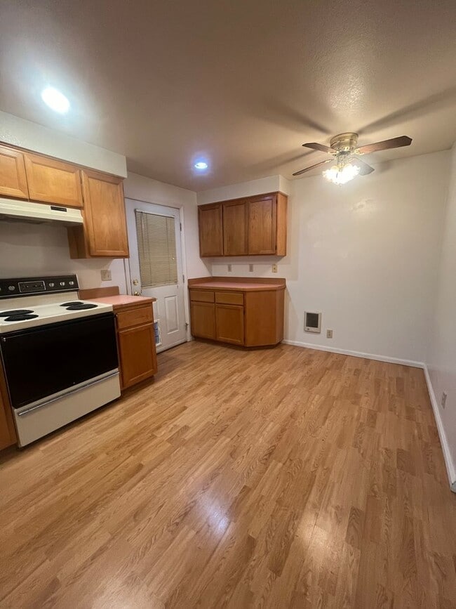 Building Photo - 2-bedroom 1-bathroom duplex in Thurston