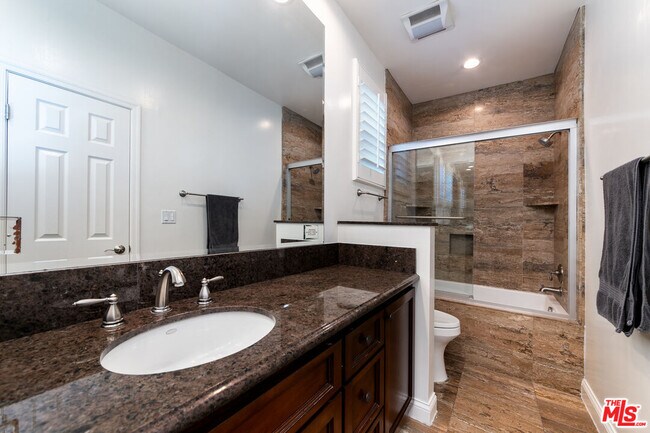 Building Photo - 125 S Elm Dr