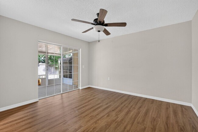 Building Photo - 2/2 Duplex in Umatilla w/ Private Fenced Yard & Dual Screened Patios!
