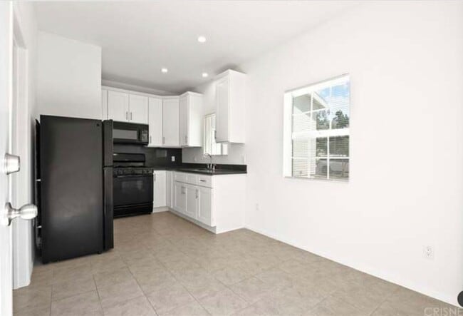 Building Photo - Charming 1 Bed / 1 Bath ADU with Private Patio in Prime Sylmar Location