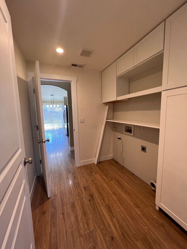 Building Photo - Private location in Crossroad Neighborhood!