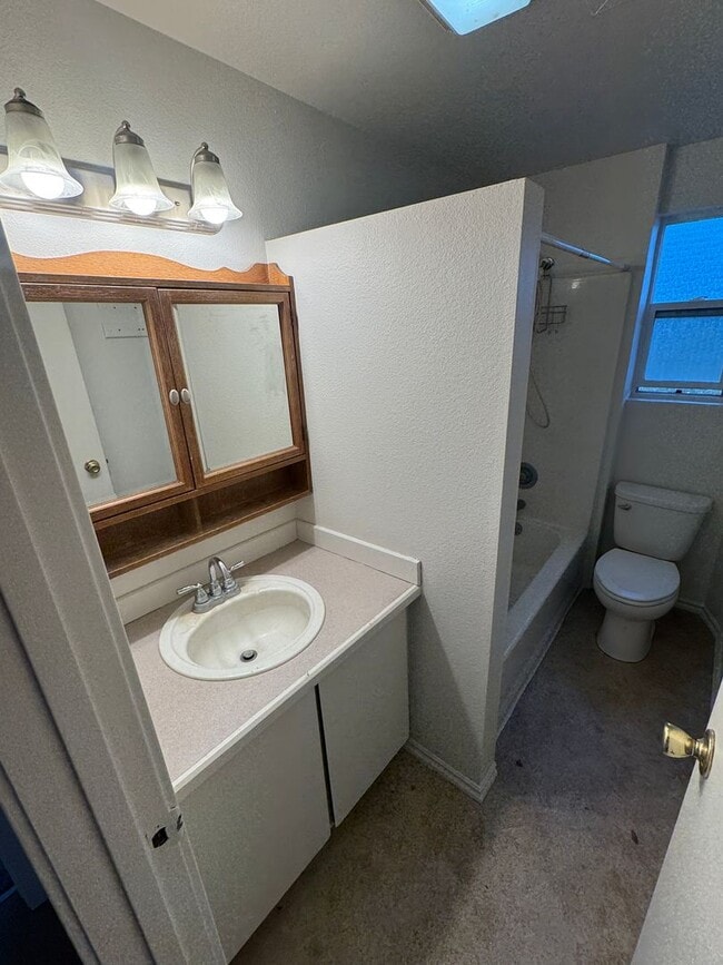 Building Photo - Relaxed Living in West Ellensburg