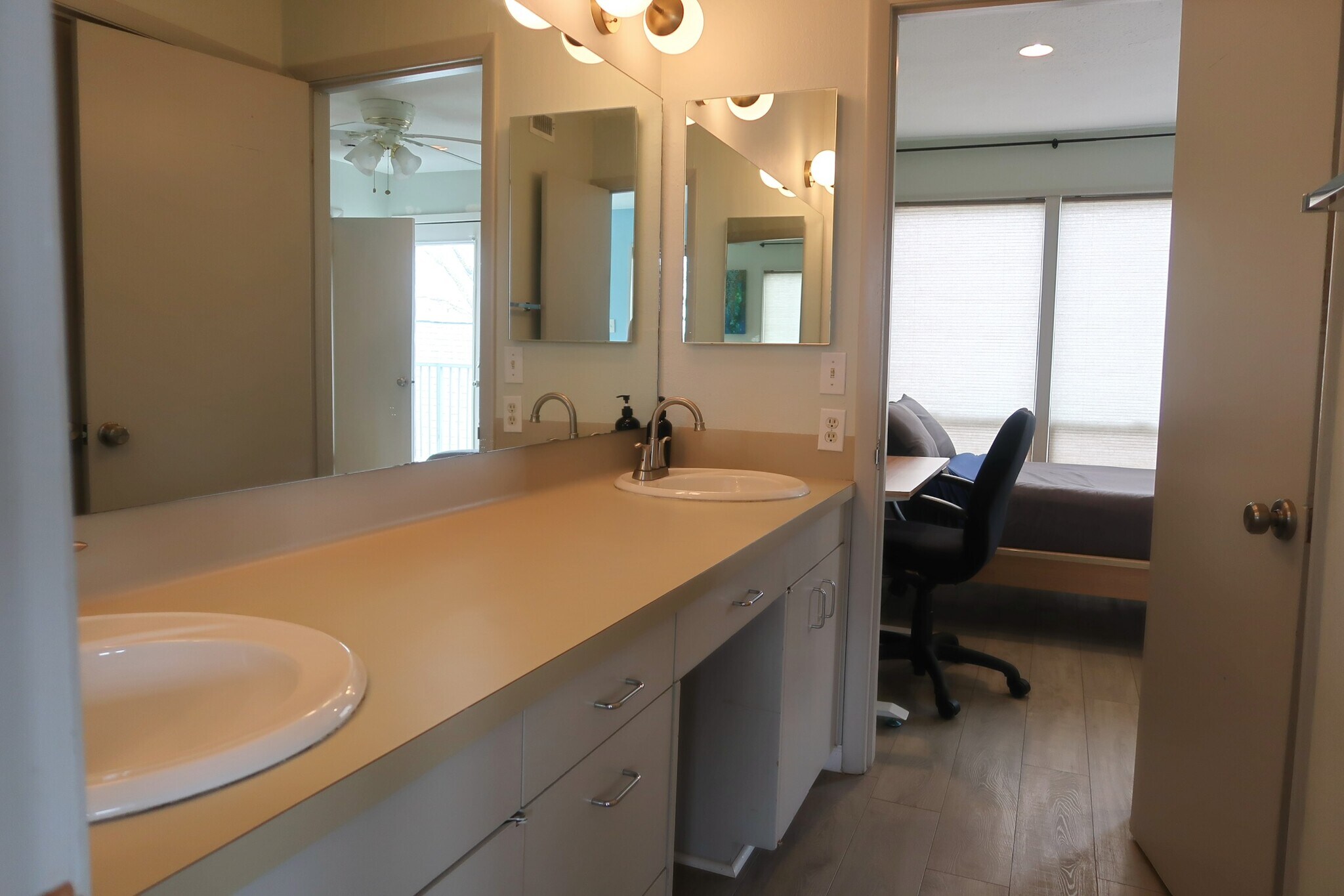 Building Photo - 1106 W 6th St