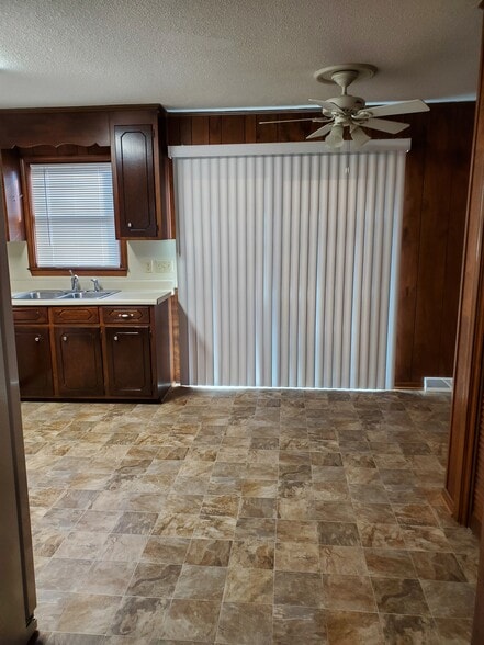 Building Photo - 801 Applewood St