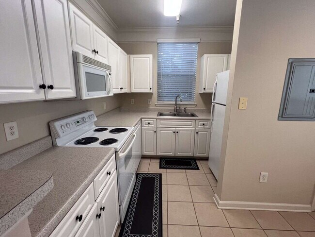 Building Photo - 2 Bed, 2 Bath Condo at amenity-rich The Me...