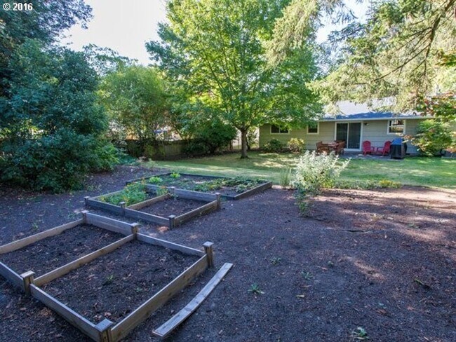 Building Photo - Beautiful 3 Bedroom Ranch Style Home in Cedar Hills with Remodeled Gourmet Kitchen!