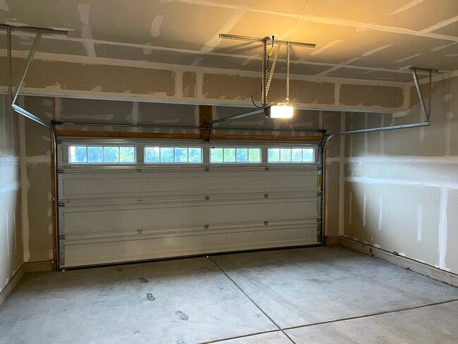 Building Photo - 472 Carpathian Dr