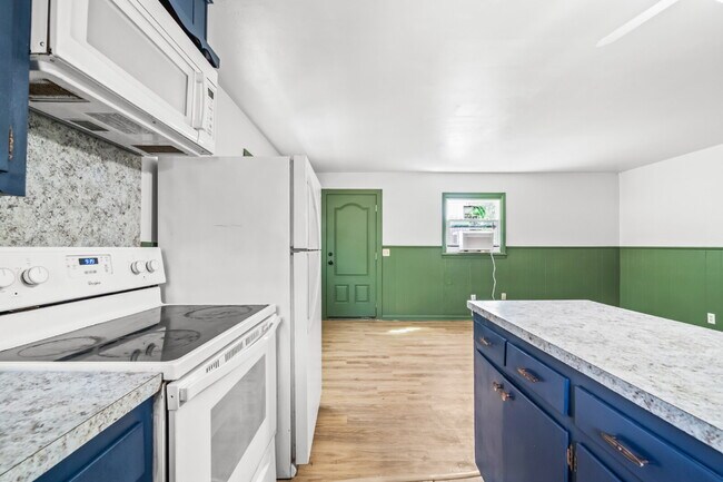 Building Photo - Charming Efficiency, Minutes from Texas Tech
