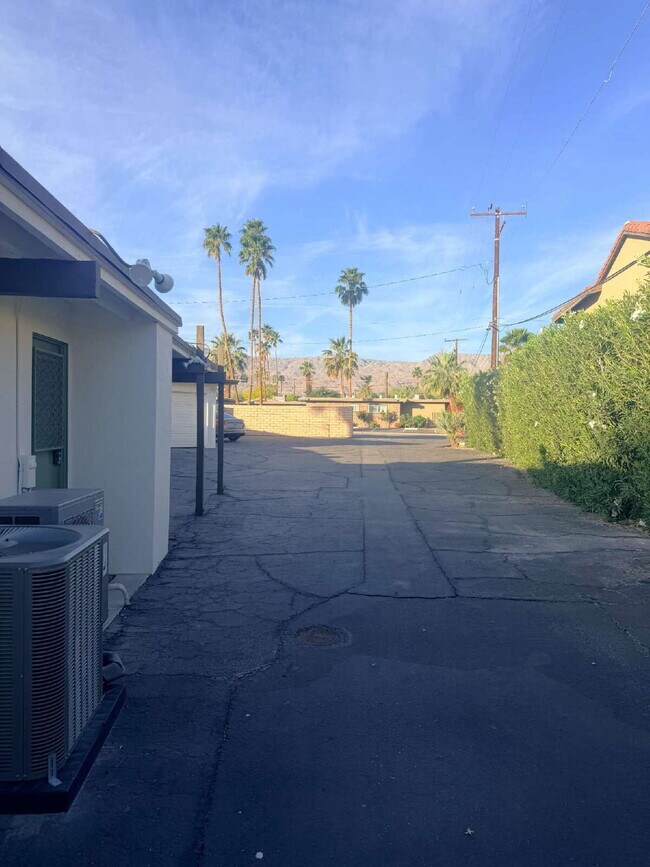 Building Photo - Convenient Oasis  2 Bedrooms / 2 Bathrooms