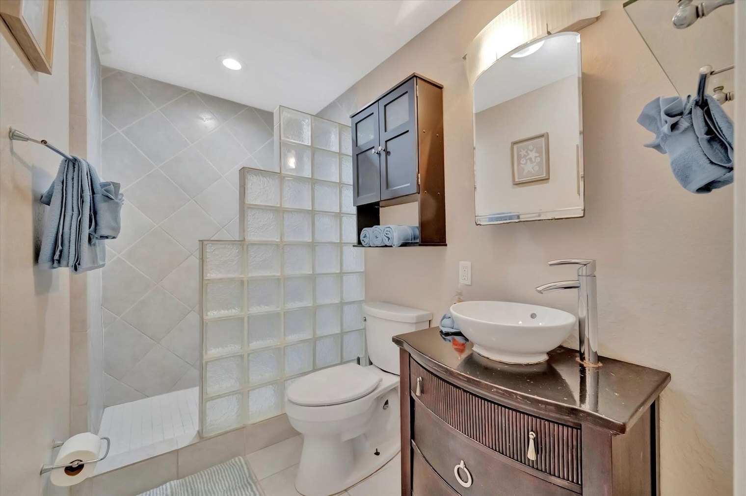 Building Photo - 207 6th St N