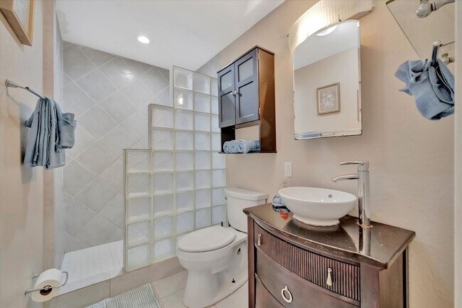 Building Photo - 207 6th St N