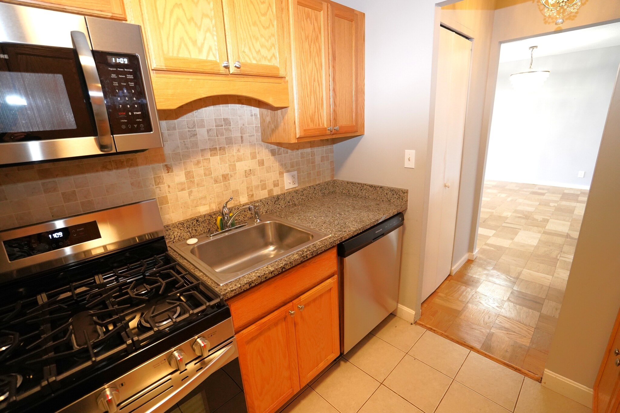 Building Photo - 77 Pond Ave