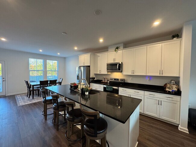 Building Photo - Modern 4 Bed 3.5 Bath Interior Townhome In...