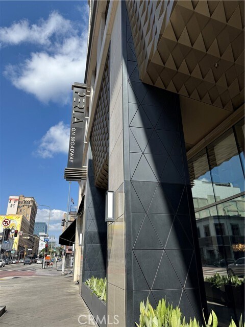 Building Photo - 400 S Broadway