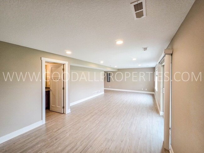 Building Photo - 4-Bedroom, 3.5-Bath Home with Walkout Finished Basement in Norwalk