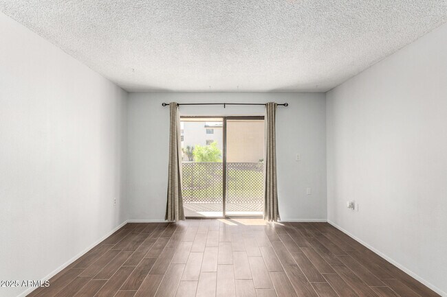 Building Photo - 3033 E Devonshire Ave