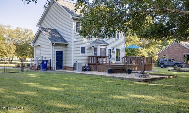Building Photo - 2232 Valley Dr