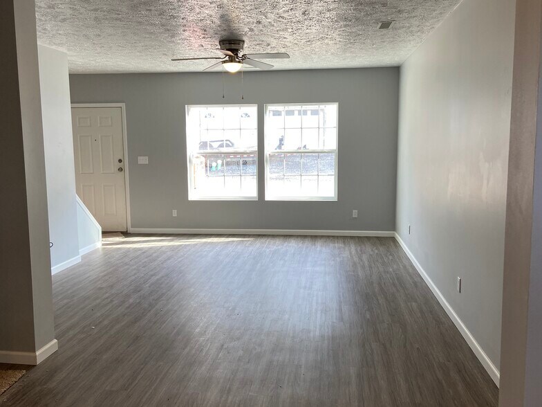 Building Photo - 215 Cessna Dr