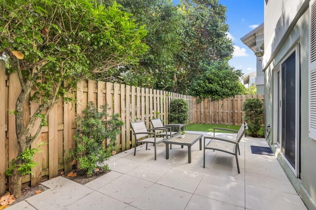 Building Photo - 320 S Ocean Blvd