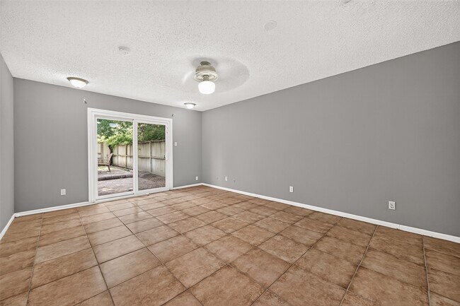 Building Photo - 19002 Mirror Lake Dr
