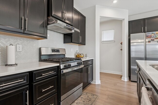 Building Photo - Beautifully Upgraded 4B/3.5B Home with Dec...